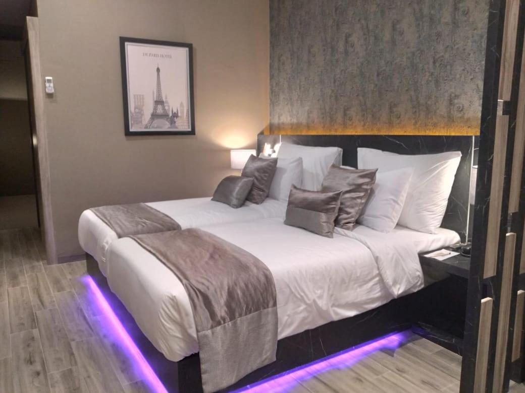 De Paris Hotel Medan Esterno foto