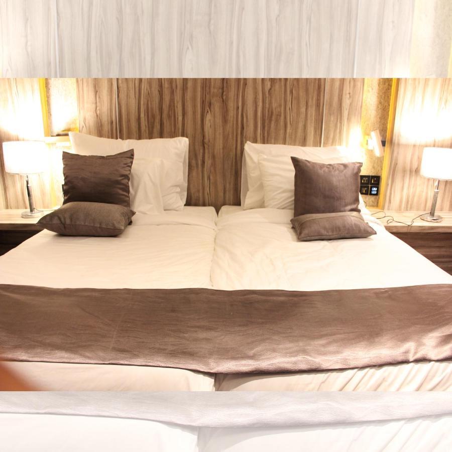 De Paris Hotel Medan Esterno foto