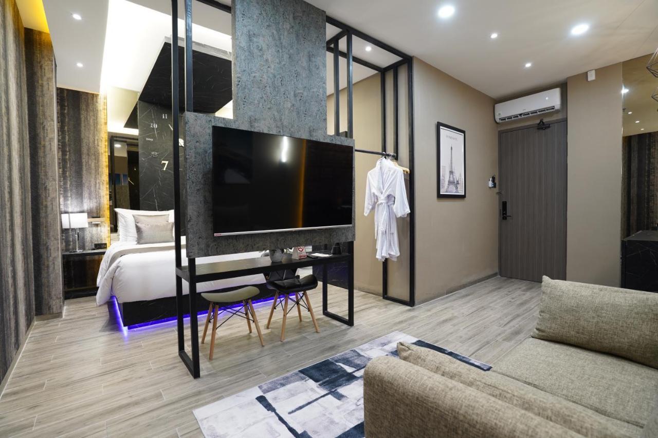 De Paris Hotel Medan Esterno foto