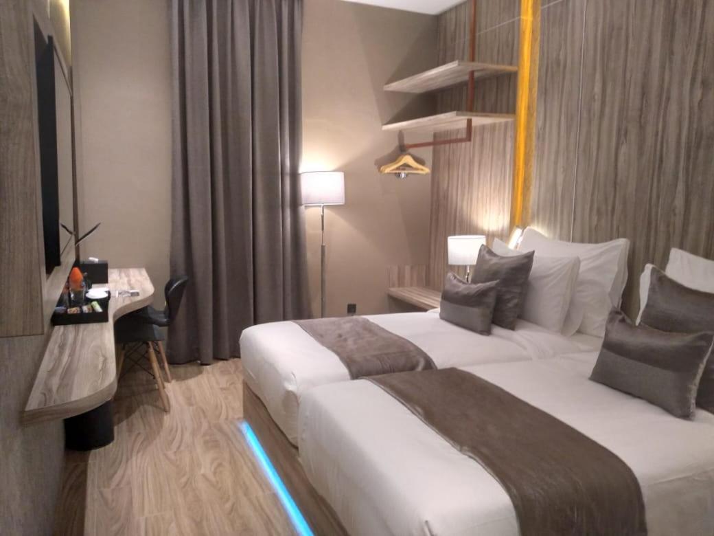 De Paris Hotel Medan Esterno foto