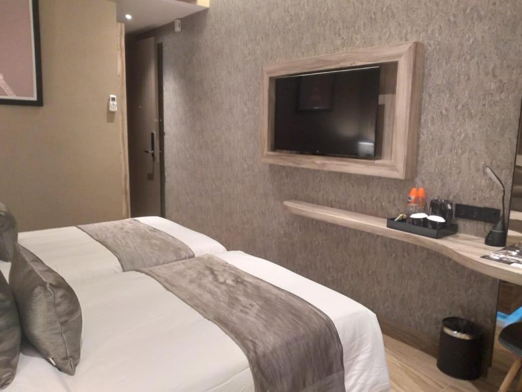 De Paris Hotel Medan Esterno foto