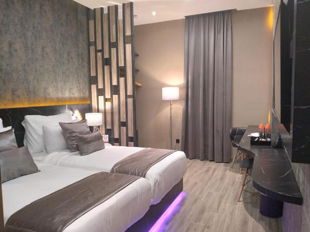 De Paris Hotel Medan Esterno foto