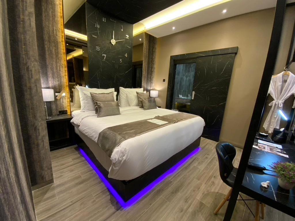 De Paris Hotel Medan Esterno foto