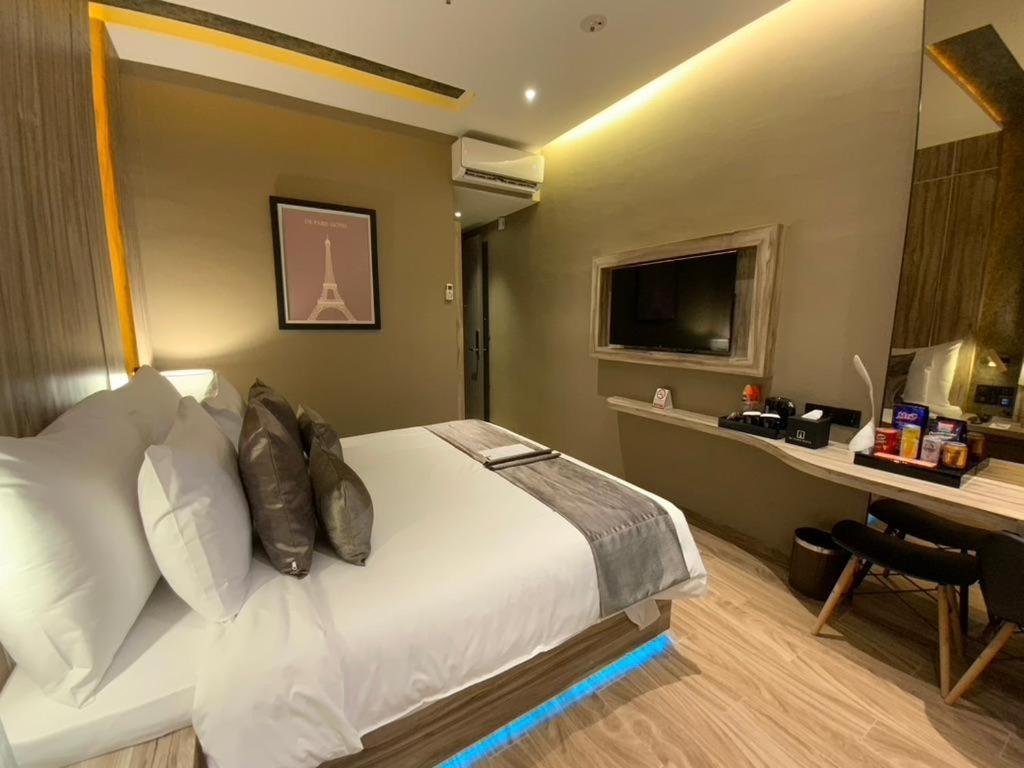 De Paris Hotel Medan Esterno foto