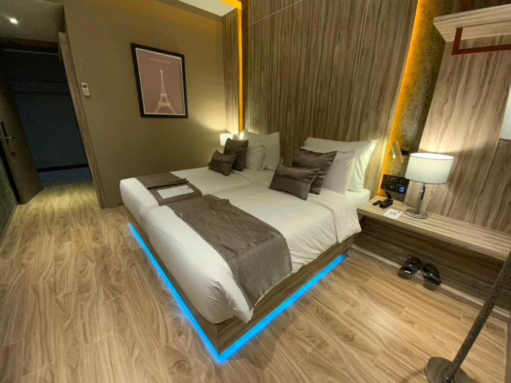De Paris Hotel Medan Esterno foto