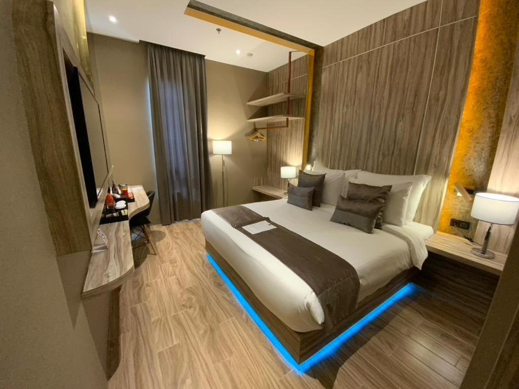 De Paris Hotel Medan Esterno foto