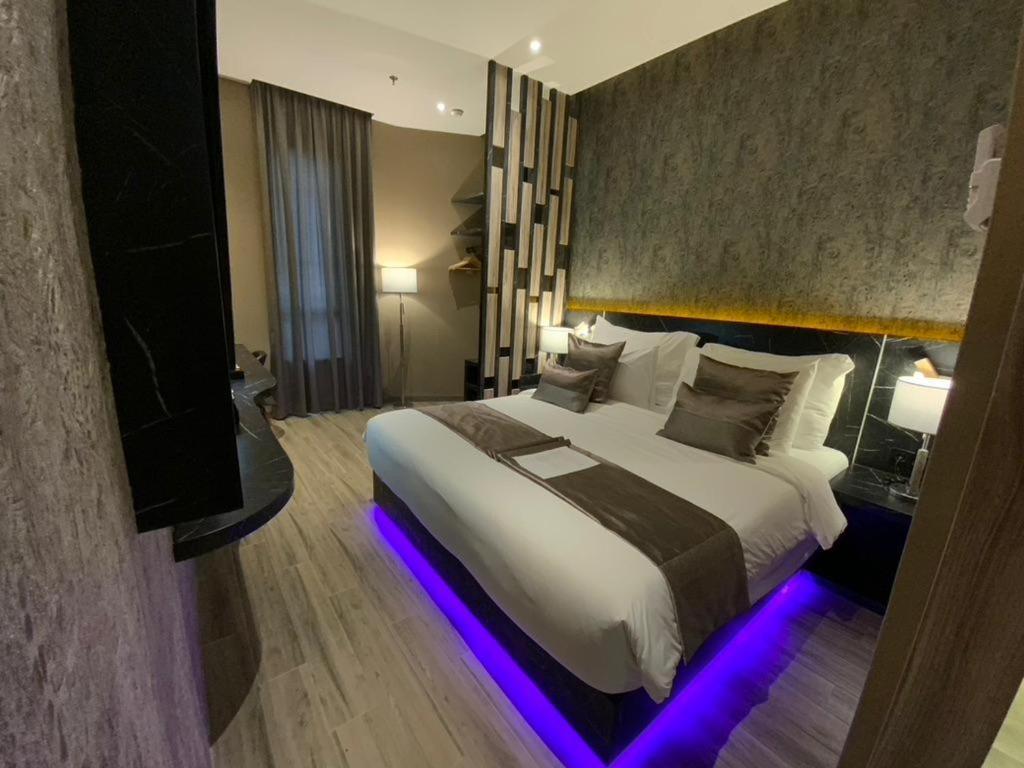 De Paris Hotel Medan Esterno foto