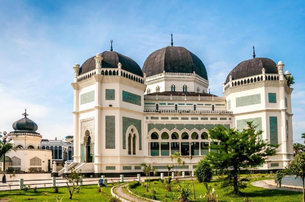 De Paris Hotel Medan Esterno foto