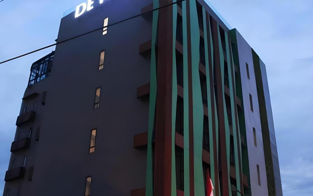 De Paris Hotel Medan Esterno foto
